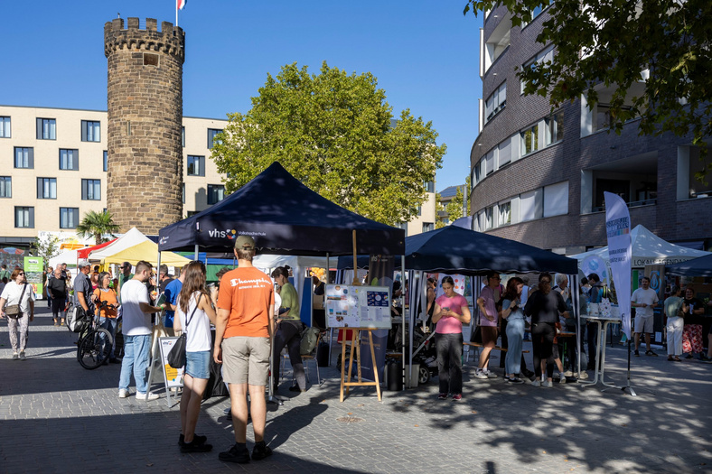 Platz am Bollwerksturm in Heilbronn mit verschiedenen Ständen im Rahmen der KLIMA.LÄND.TAGE 2025