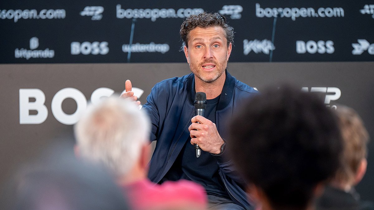 Tennisprofi Michael Berrer spricht auf der Bühne bei der BOSS OPEN.