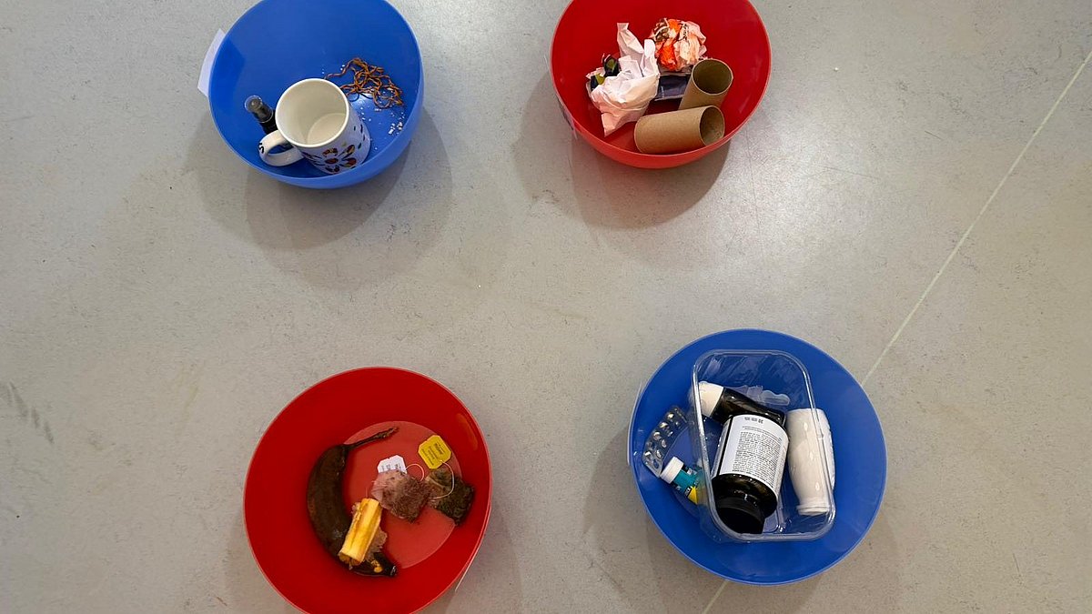 Von den Kindern fertig sortierte Müllschalen