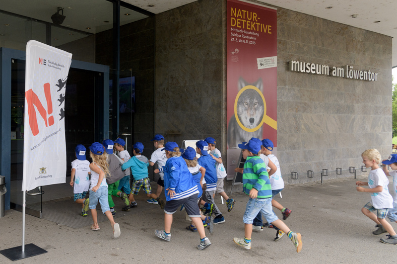 Teilnehmende Kinder der kleinen Helden 2016 rennen ins Stuttgarter Museum am Löwentor