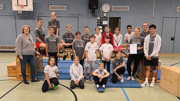 Trainerin und Trainer des Parkour Eppingen mit den Kindern, ein Kind hält eine Urkunde.