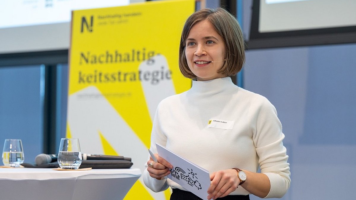 Moderatorin des BNE Netzwerkforums Johanna Lohrer, bei der Podiumsdiskussion.