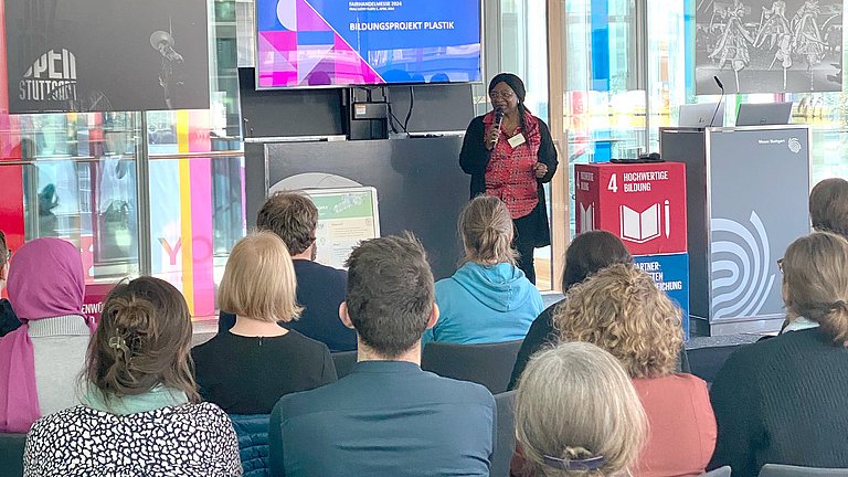 Eine Referentin spricht zum Publikum.