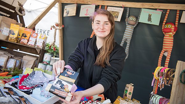 Ausstellerin mit Bio-Produkten für Hunde 