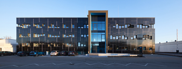 Neuer Mader Firmensitz in Leinfelden-Echterdingen mit Photovoltatik-Fassade.