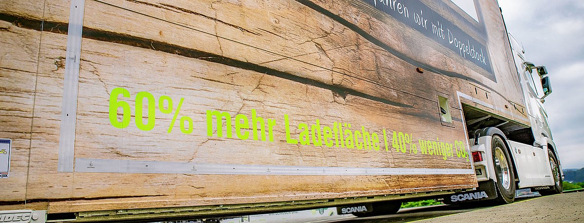 Doppelstock LKW mit der Aufschrift: 60% mehr Ladefläche, 40% weniger CO2