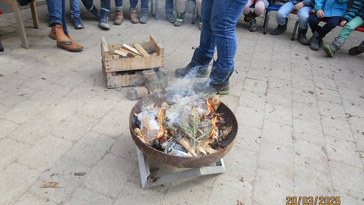 Mit Feuer experimentieren und lernen.