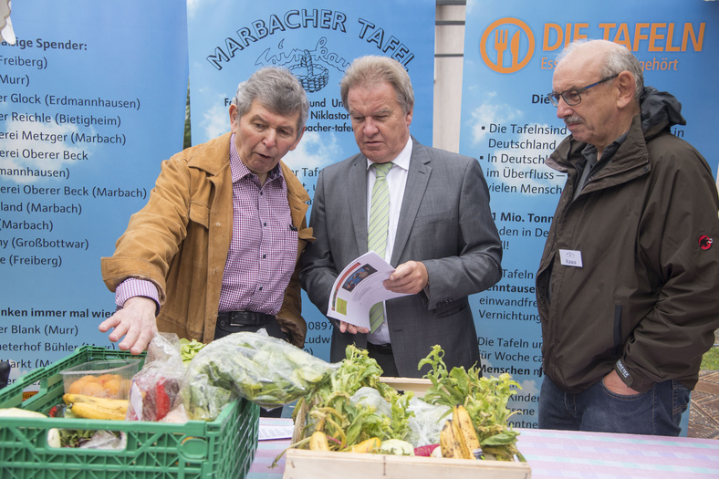 Minister Franz Untersteller im Gespräch mit Aussteller auf dem Burgplatz in Marbach