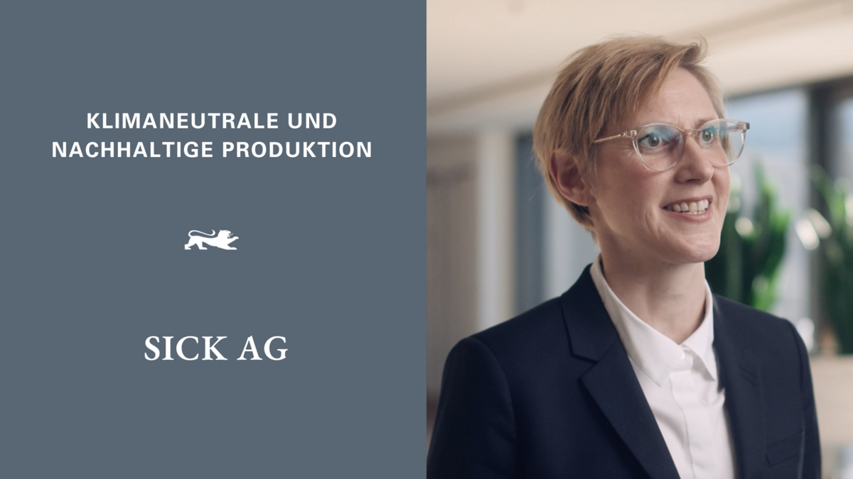 Links die Aufschrift auf grauem Hintergrund: Klimaneutrale und nachhaltige Produktion – Sick AG. Rechts Nicole Kurek