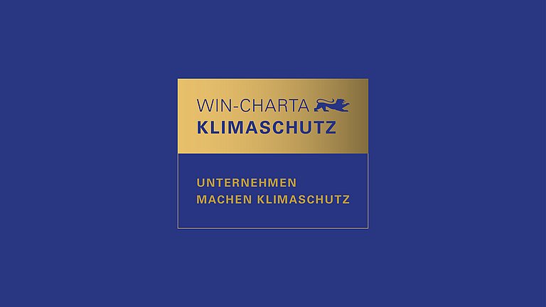 Zu sehen ist eine rechteckige Grafik, auf der folgendes steht: WIN-Charta Klimaschutz, Unternehmen machen Klimaschutz.