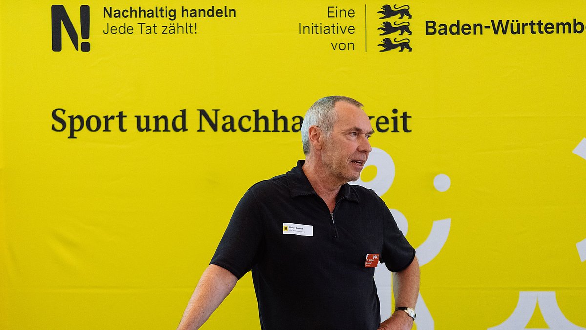 Mann vor dem Rednerpult beim Vernetzungstreffen