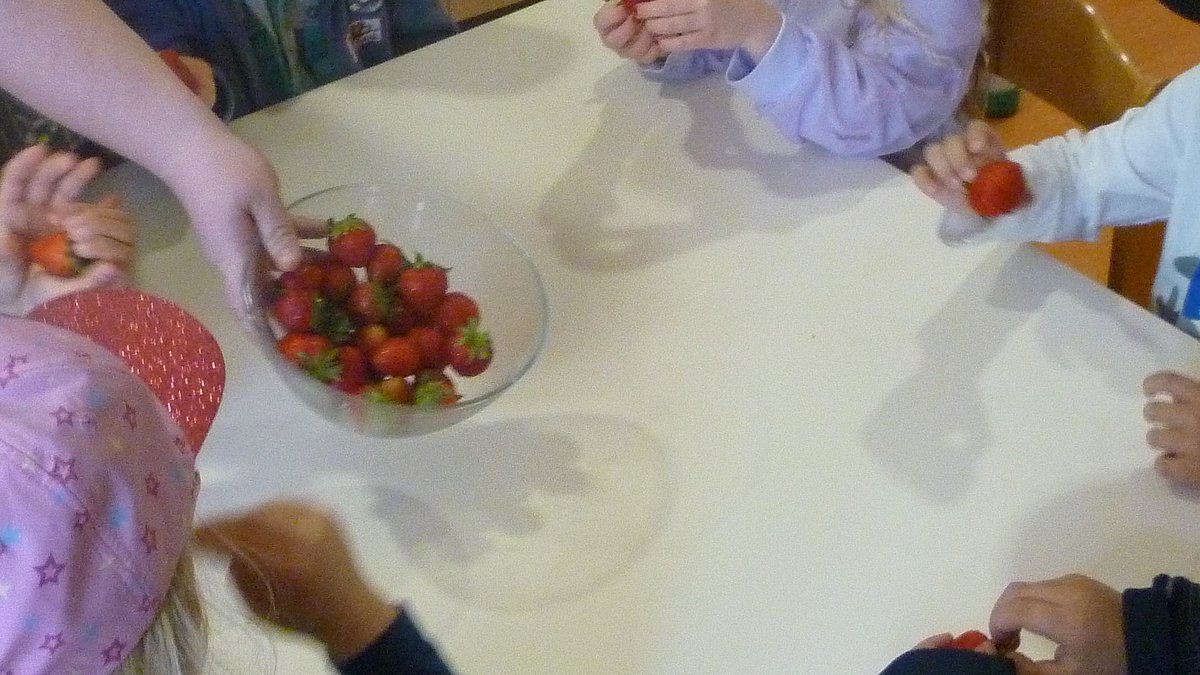 Erdbeeren schmecken immer - geschält und ungeschält.