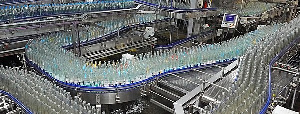 Eine moderne Flaschenabfüllstraße bei Ensinger Mineral-Heilquellen GmbH.