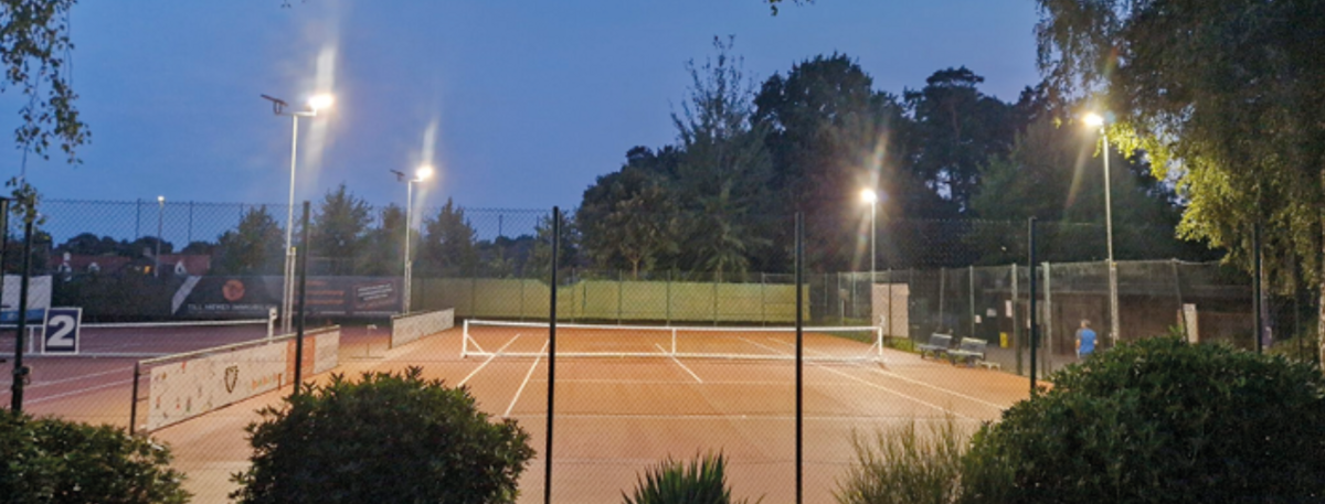 Tennisplatz des TC Lichtenwald bei Nacht