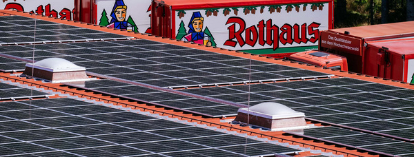 Ein Teil der PV-Anlage auf den Dächern von der Brauerei Rothaus. Im Hintergrund sind mehrere LKWs mit der Aufschrift Rothaus und dem Logo zu sehen.