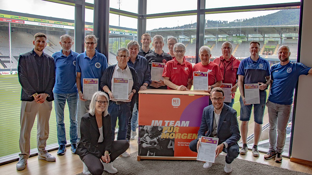 Ein Gruppenbild der gewürdigten Vertreter verschiedener Fußballvereine mit ihren Urkunden..