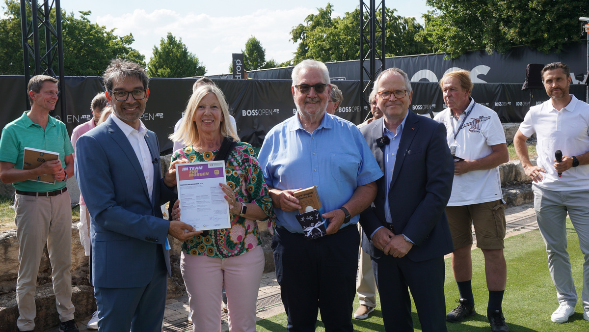 Staatssekretär Andre Baumann steht neben Mitgliedern des Tennisclub Besigheim und überreicht die N!-Charta Sport Urkunde.