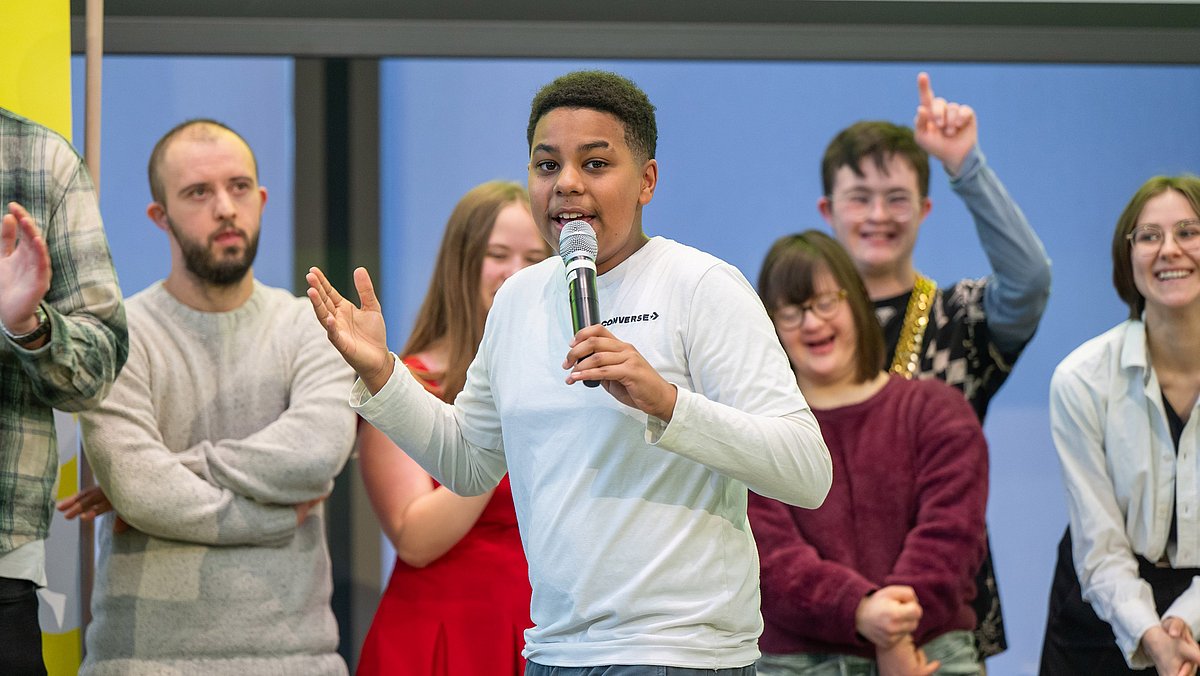 Ein Schauspieler der freien Bühne Stuttgart rappt und singt.