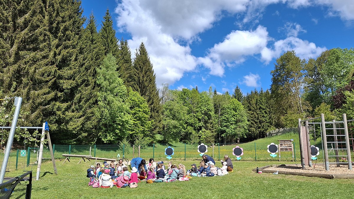 Abschlusspicknick im Garten.