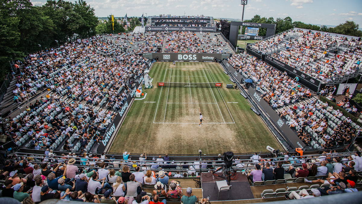 Bild aus der Vogelperspektive auf den Tennisplatz und die Zuschauerinnen und Zuschauer der Boss Open. 