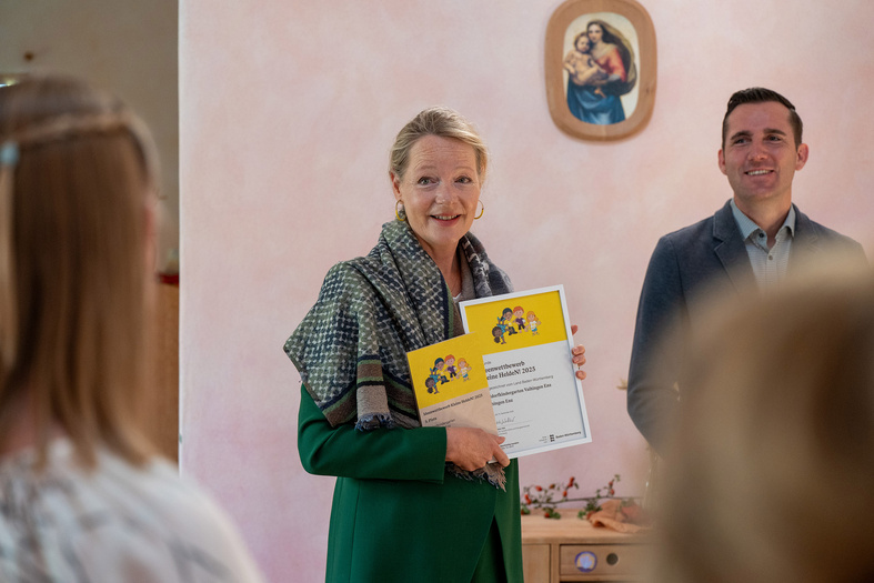 Umweltministerin Thekla Walker überrreicht dem Waldorfkindergarten Vaihingen Enz den Award und die Urkunde für den 3. Platz beim Wettbewerb Kleine Helden 2025 anlässlich der KLIMA.LÄND.TAGE 2025.