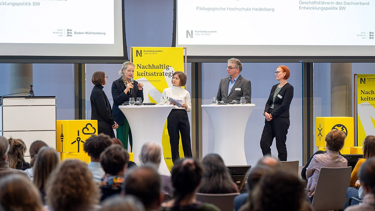 Podiumsgespräch mit Thekla Walker, Umweltministerin MdL; Sandra Boser, Staatssekretärin im Kultusministerium MdL; Prof. Dr. Alexander Siegmund, Pädagogische Hochschule Heidelberg und Gabriele Radeke, Geschäftsführerin des Dachverband Entwicklungspolitik BW