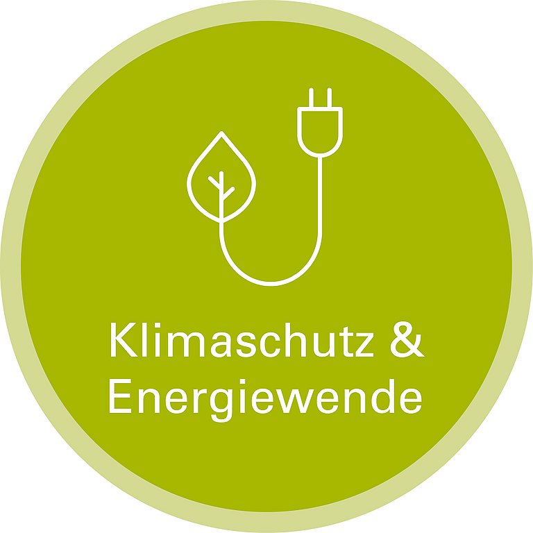 Icon für Handlungsfeld: Klimaschutz und Energiewende. Die Grafik zeigt als Strichzeichnung ein Stromkabel. An einem Ende des Stromkabels befindet sich ein Stecker an der anderen Seite befindet sich ein Laubbaum-Blatt.