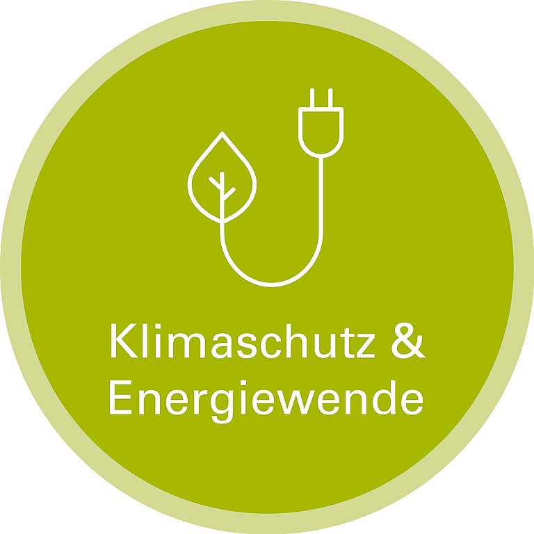 Icon für Handlungsfeld: Klimaschutz und Energiewende. Die Grafik zeigt als Strichzeichnung ein Stromkabel. An einem Ende des Stromkabels befindet sich ein Stecker an der anderen Seite befindet sich ein Laubbaum-Blatt.