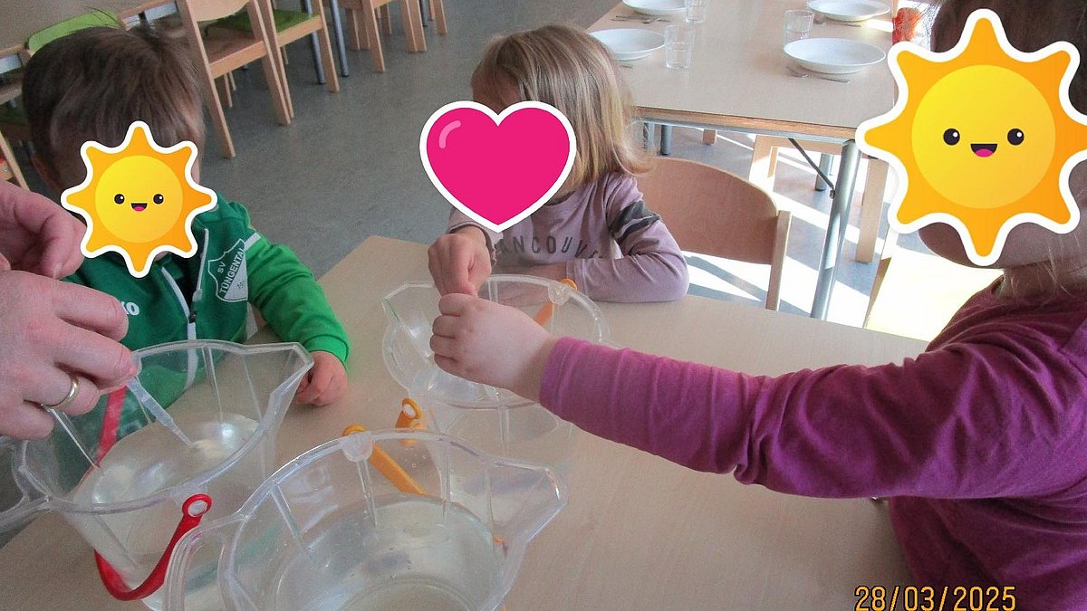 Mit Wasser experimentieren.