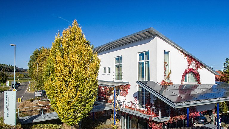 Das Agenturgebäude mit einer PV-Anlage in Stockach-Wahlwies