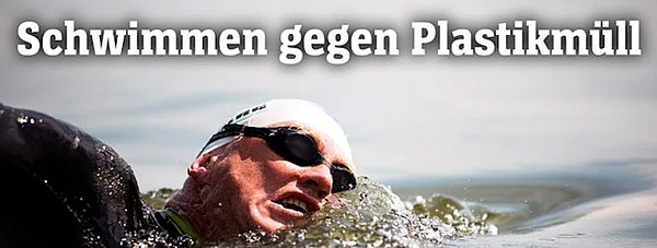 Ein Schwimmer mit weißer Badekappe und Schwimmbrille kämpft sich durch das Wasser. Oben steht der Text: „Schwimmen gegen Plastikmüll“