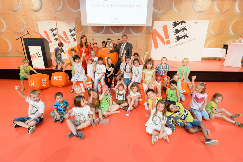 Gruppenfoto aller Kinder mit Herr Minister Franz Untersteller 