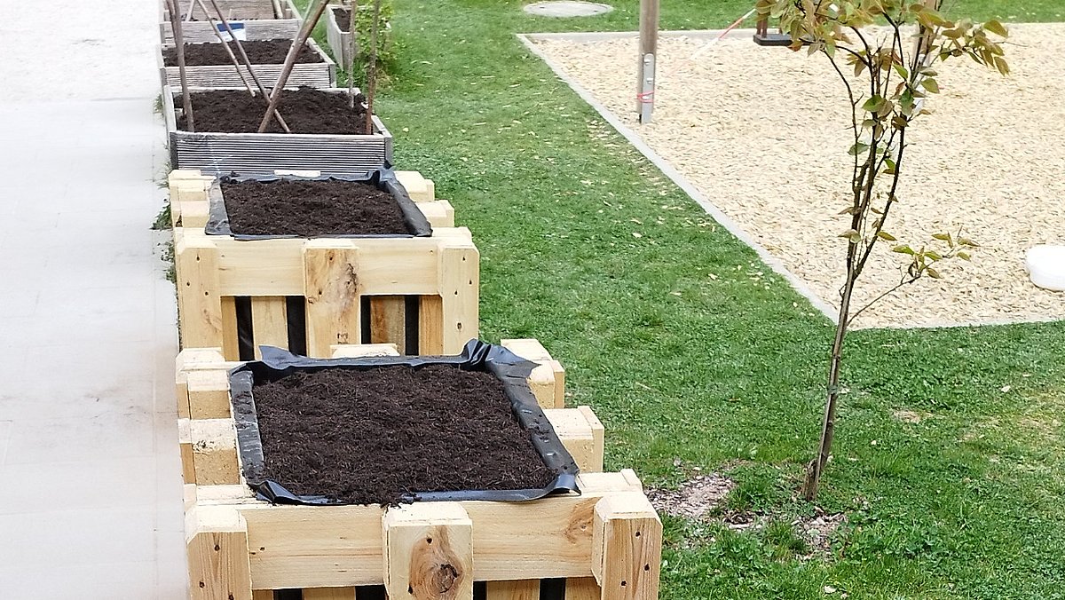 Familienaktionstag - aus Paletten entstehen neue Hochbeete.