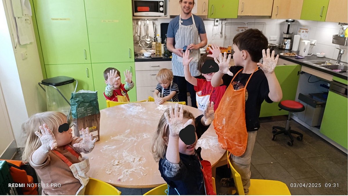 Die Kinder hatten sehr viel Spaß, den Brotteig herzustellen.