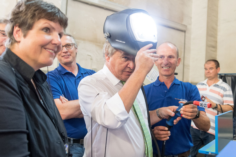 Mitarbeiter der EnBW statten Herr Minister Franz Untersteller mit Werkzeug und Kopfschutz aus