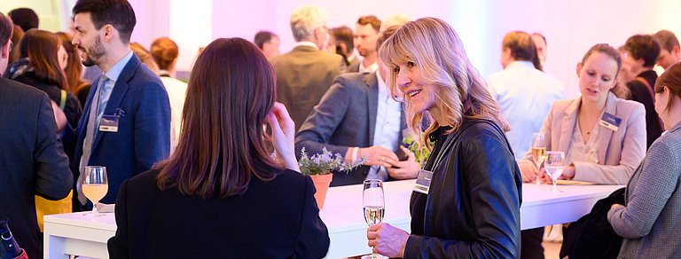 Veranstaltungssituation bei der sich verschiedene Personen an unterhalten.