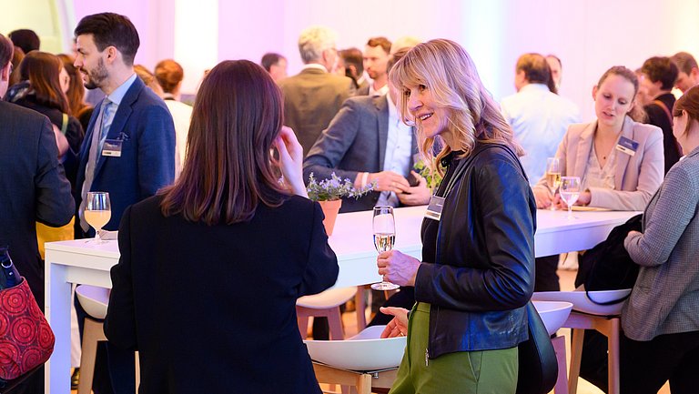 Veranstaltungssituation bei der sich verschiedene Personen an unterhalten.