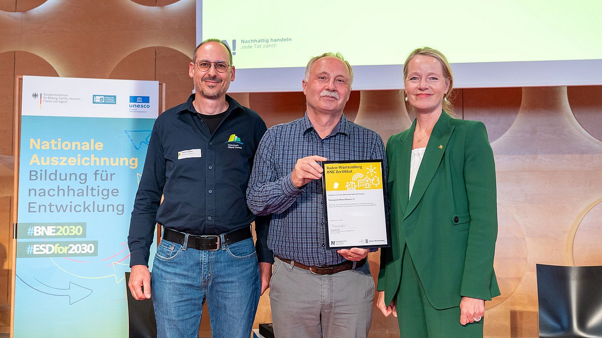 Umweltministerin Thekla Walker MdL übergibt die BNE-Urkunde an den Naturpark Obere Donau e. V.