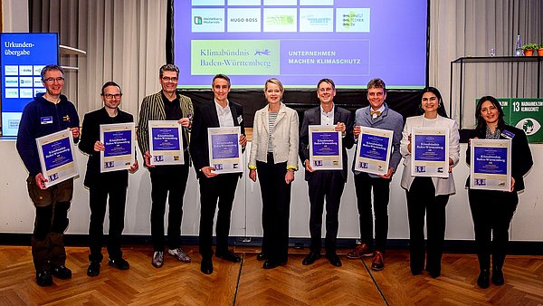 Acht Vertreter von neuen Klimabündnis-Unternehmen haben die Urkunde von Frau Ministerin Thekla Walker in Empfang genommen.