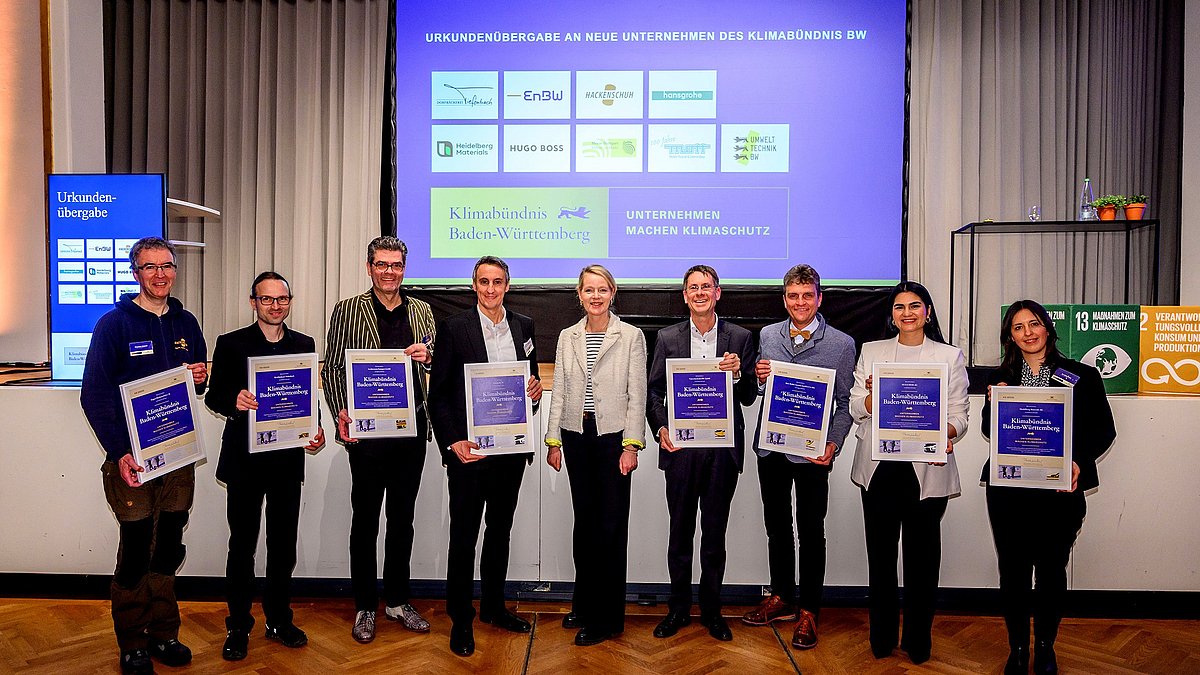 Acht Vertreter von neuen Klimabündnis-Unternehmen haben die Urkunde von Frau Ministerin Thekla Walker in Empfang genommen.