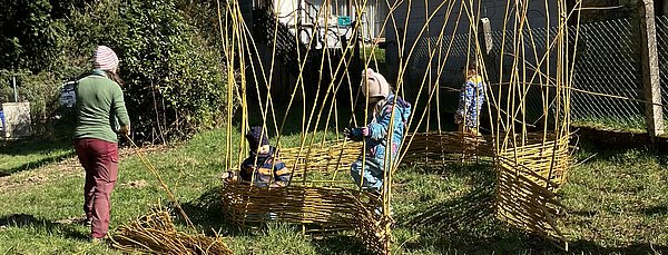 Ein Weidentippi entsteht.