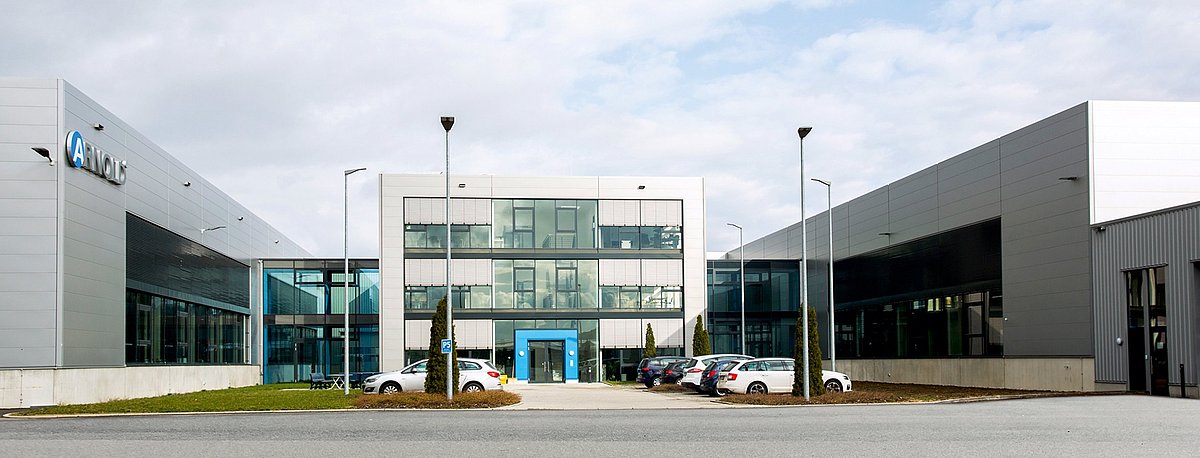 Hauptgebäude der Firma Arnold am Standort Dörzbach mit zwei Gebäudeflügel rechts und links des Eingangs.
