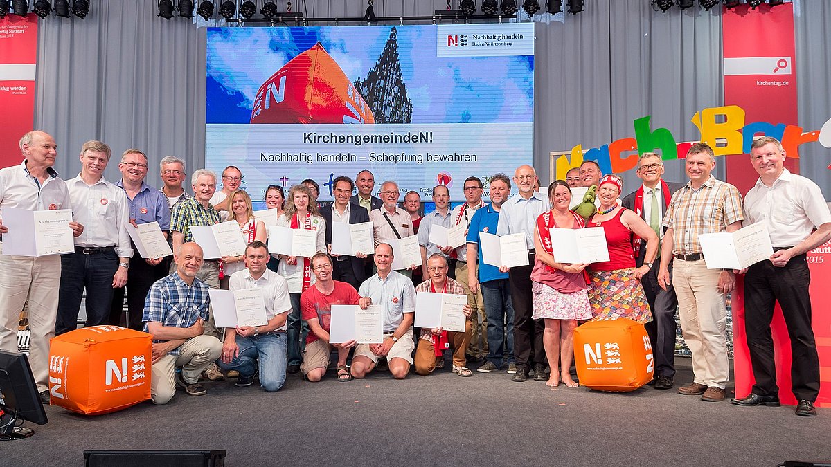 Gruppenbild mit Preisträgern des Wettbewerbs „KirchengemeindeN! – nachhaltig handeln, Schöpfung bewahren“.