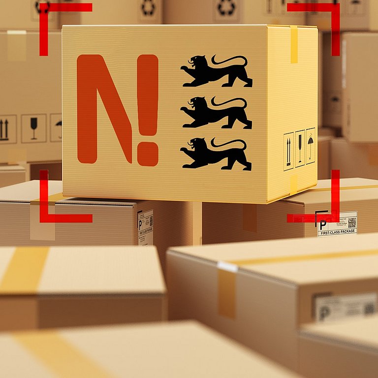 Viele Versandpakete sind übereinandergestapelt. In der Mitte steht ein Paket mit dem Logo der Nachhaltigkeitsstrategie Baden-Württemberg.