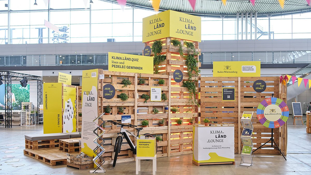 Der vordere Teil des Messestandes mit Pedelec und SDG-Glücksrad.