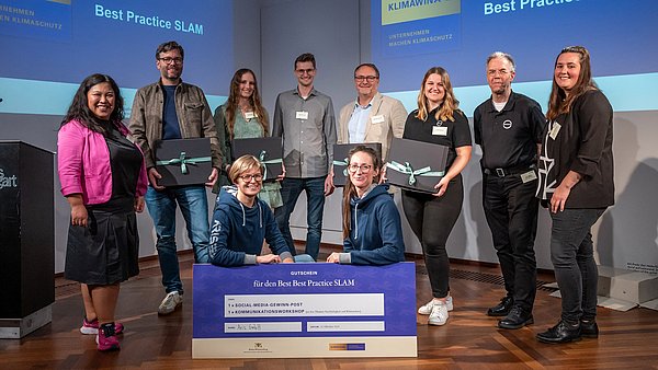 Die Slammerinnen und Slammer mit den Vertreterinnen des Ministeriums für Umwelt, Klima und Energiewirtschaft.