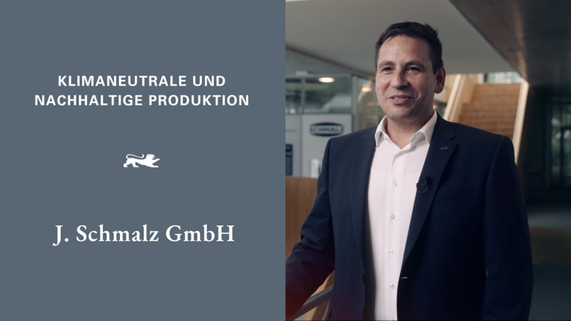 Links die weiße Aufschrift auf grauem Hintergrund "Klimaneutrale und nachhaltige Produktion – J. Schmalz GmbH". Rechts Andreas Beutel, Geschäftsführer des Unternehmens. 