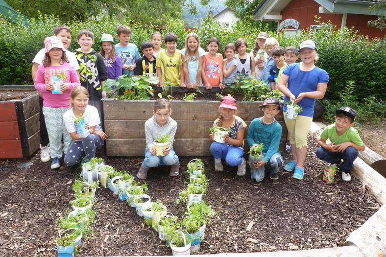 Gruppenfoto von SchülerInnen der Grundschule Hausen im Wiesental, die vor einem mit Pflanzen erstellten N posieren