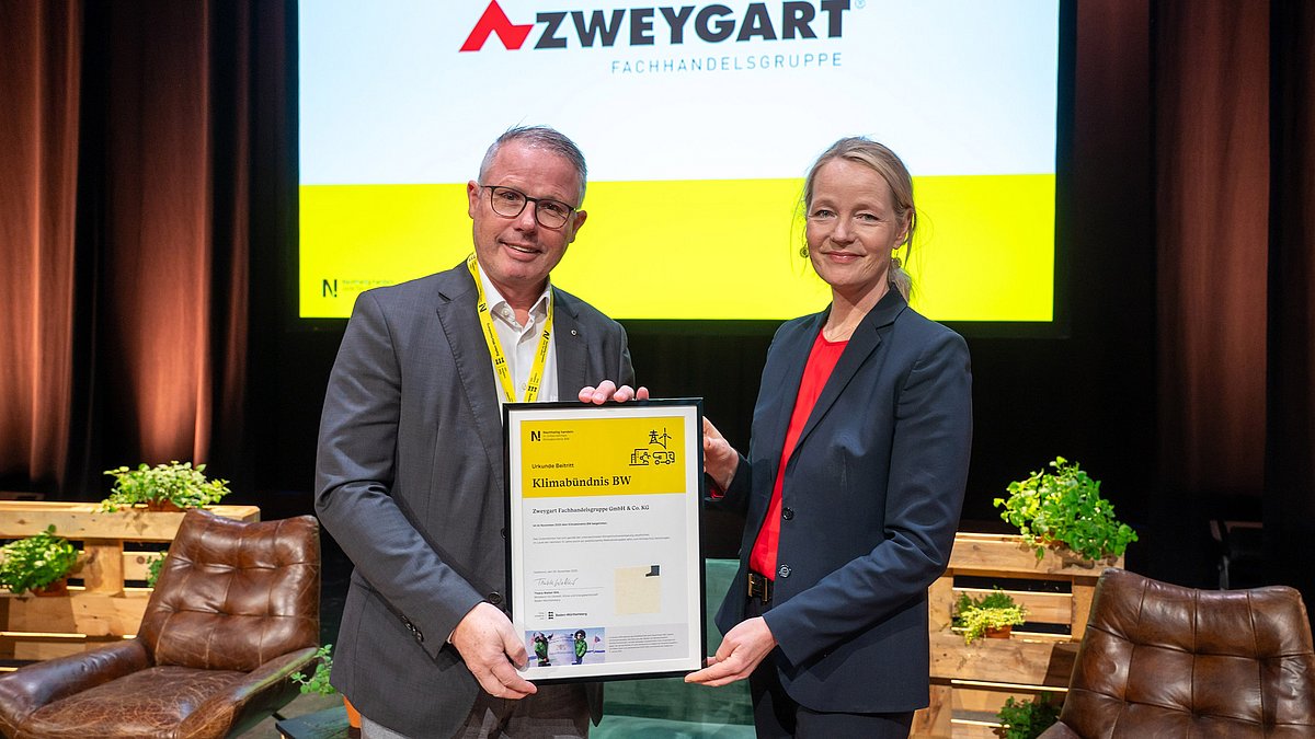 Urkunde zum Klimabündnis BW für einen Vertreter von Zweygart, überreicht von Umweltministerin Thekla Walker.