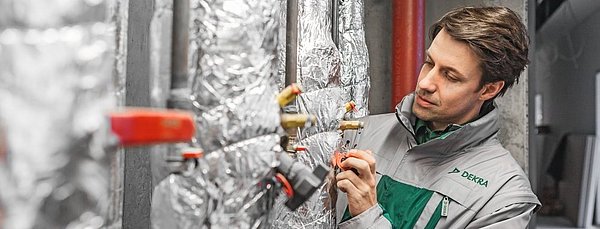 Arbeiten an der Wärmeverteilungs und Gebäudetechnik